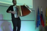 Žan Jugovic s harmoniko in zmagovalno skladbo