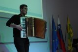 Žan Jugovic s harmoniko in zmagovalno skladbo