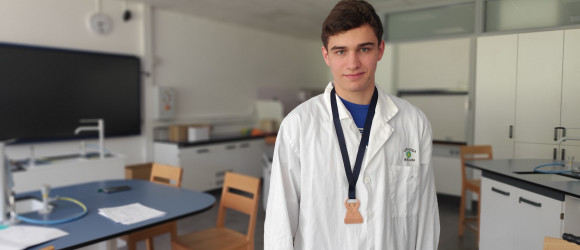 Gašper Čadež je na kemijski olimpijadi v Dubaju osvojil bronasto medaljo